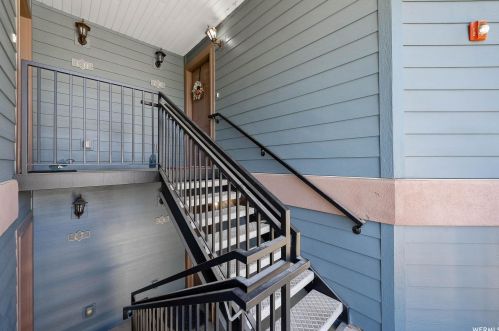 90 Resaca Dr, Sandy, UT 84070-2067