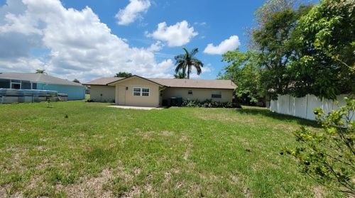 109 Kirtland Dr, Naples FL  34110-1315 exterior