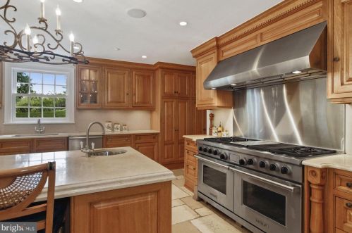 11013 Cripplegate Rd, Rockville MD 20854-1630 exterior