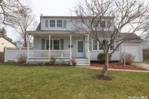 408 17th St, Babylon, NY 11704-2603