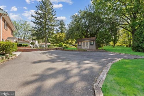 8 Maddock Dr, Trenton NJ 08628-2308 exterior