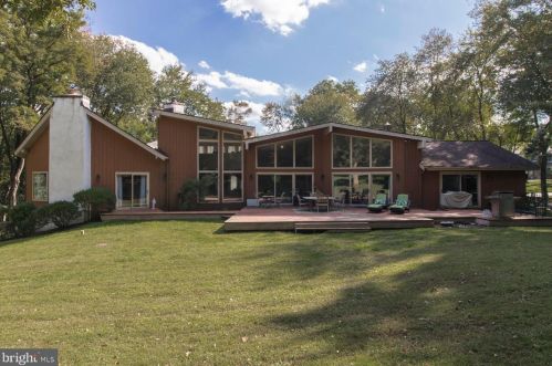 2253 Deerfield Dr, Media PA 19063-1833 exterior