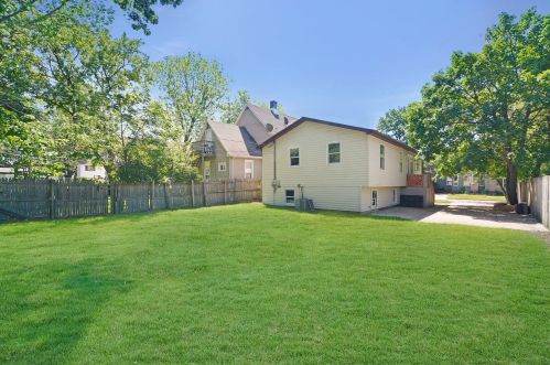 648 Center St, Waukegan, IL 60085-3876