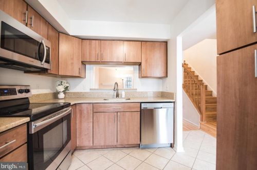 6479 Brick Hearth Ct, Alexandria VA  22306-3312 exterior