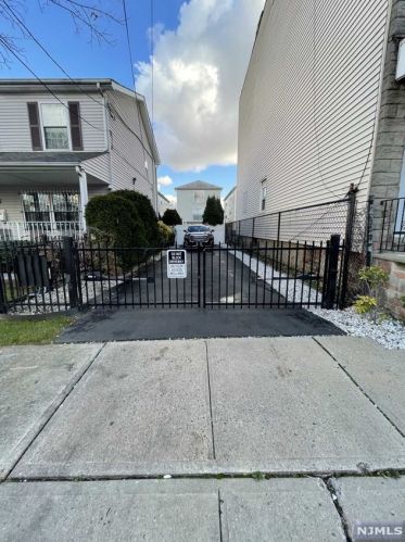 53 2nd St, Newark NJ  07104 exterior