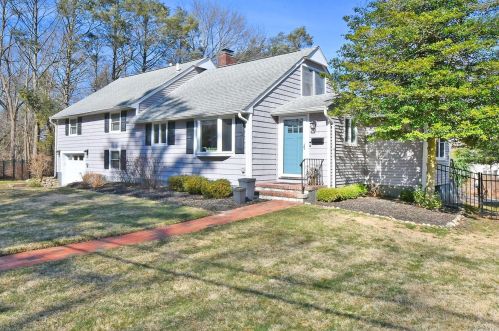 21 Nursery Rd, Huntington Station, NY 11747-1028