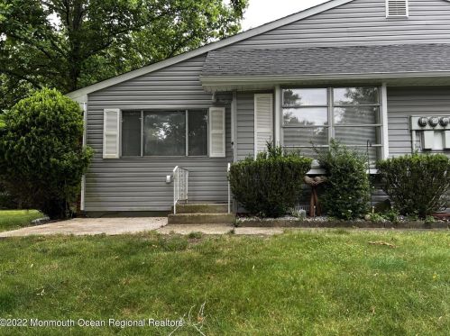 2 Monticello Dr, Lakehurst, NJ 08759-1663