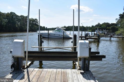 4 Leymar Rd, Glen Burnie MD 21060-7107 exterior