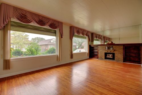 8135 Blackstone Ave, Chicago, IL 60619-4616