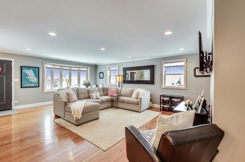 6098 Caldwell Ave, Chicago IL 60646-4111 exterior