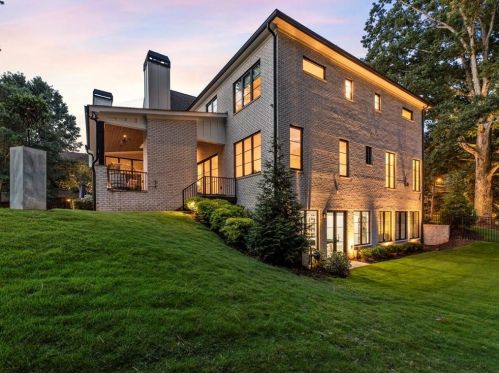 4736 Lk Forrest Dr, Atlanta GA 30342-2217 exterior