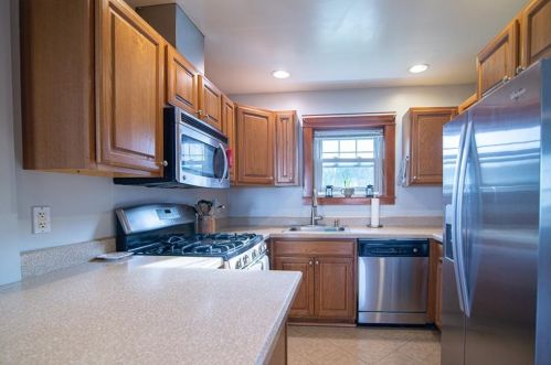 45 Grover St, Providence RI 02909-5209 exterior