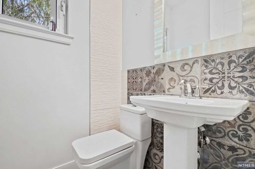 24 Casta Ln, Edgewater NJ 07020-1504 exterior