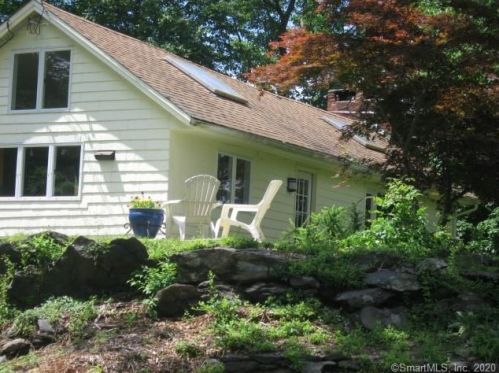 11 Mtn Rd, Wilton CT 06897-4912 exterior