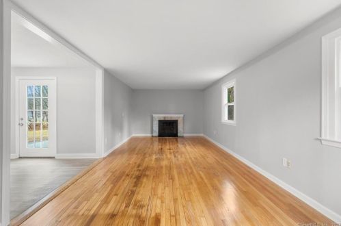 48 Clintonville Rd, North Haven CT 06473-2817 exterior