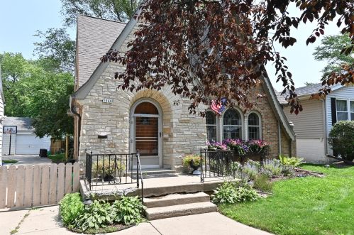 5040 Shoreland Ave, Milwaukee WI  53217-5539 exterior