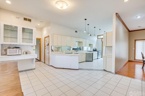 4 Fairhill Rd, Edison NJ 08817-2962 exterior