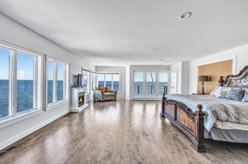 4 Lawrence Ct, Milford CT 06460-7336 exterior