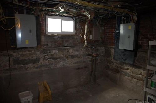 231 Seymour Ave, Derby CT 06418-1325 exterior