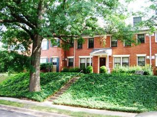 915 Green St, Alexandria VA  22314-4046 exterior