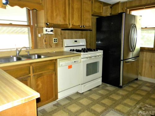 92 Cornell St, Avenel, NJ 07001-1835