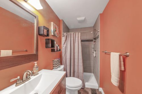 1665 Plainfield Ave, Grand Rapids MI 49505-4704 exterior