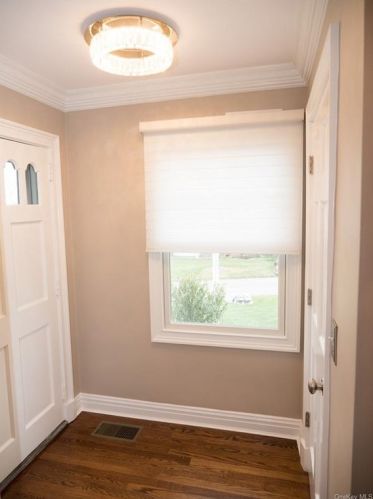 11 Pine Rd, Valhalla, NY 10595-1128