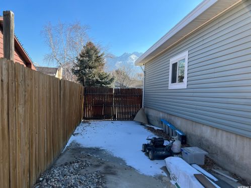 11104 Londonderry Dr, Sandy UT 84070 exterior