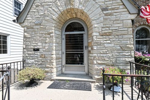 5040 Shoreland Ave, Milwaukee WI  53217-5539 exterior