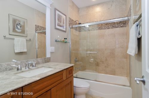 1908 Barry Ave, Chicago IL 60657-2022 exterior