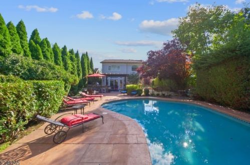 90 Spg Gdn Ave, Nutley NJ 07110-1507 exterior