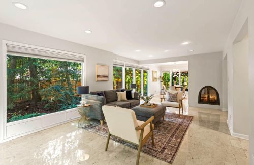 7607 Lake Dr, Milwaukee WI  53217-2909 exterior