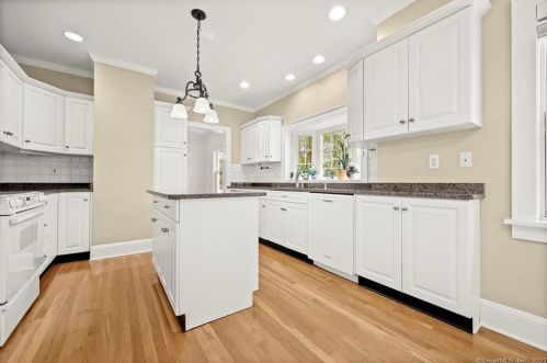 13 Is Hl Ave, Ridgefield CT exterior