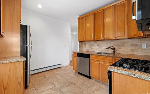 19 High St, Valley Stream NY 11581-1417 exterior