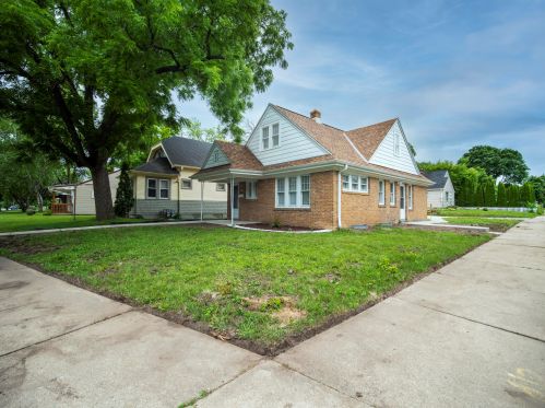 5841 32nd St, Milwaukee WI  53209-4116 exterior