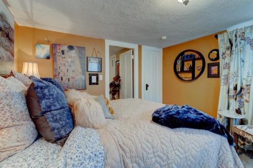 302 Woodbridge St, Manchester CT 06042-2372 exterior