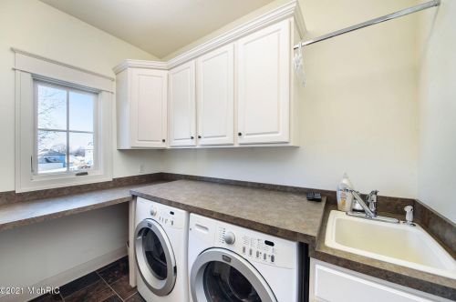 642 Chancellor Dr, Wyoming MI 49418 exterior