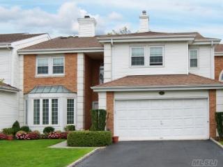 19 Hamlet Dr, Commack NY  11725-4438 exterior
