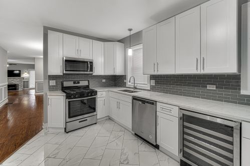 7705 Bennett Ave, Chicago IL  60649-4605 exterior