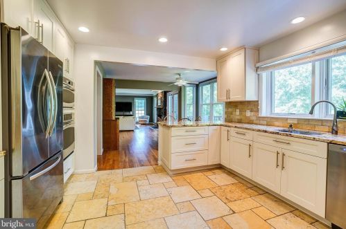 9400 Fox Hollow Dr, Rockville MD 20854-2083 exterior