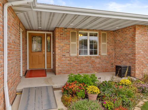 830 Albert Dr, Manitowoc, WI 54220-1405