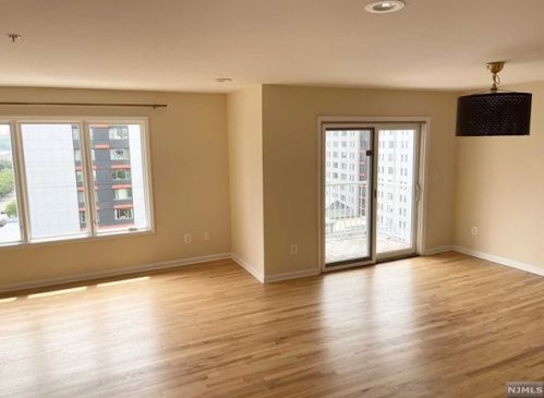 30 Legend Hills Dr, Edgewater NJ  07020-2124 exterior