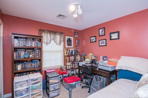 18 Donna St, Enfield CT 06082-5046 exterior