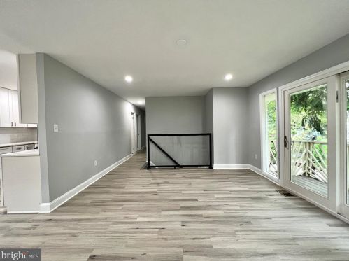 5910 Brookview Dr, Alexandria VA 22310-1819 exterior