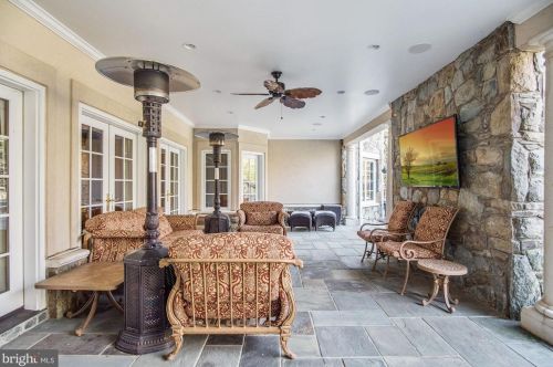 896 Alvermar Rdg Dr, Mc Lean VA 22102-1439 exterior