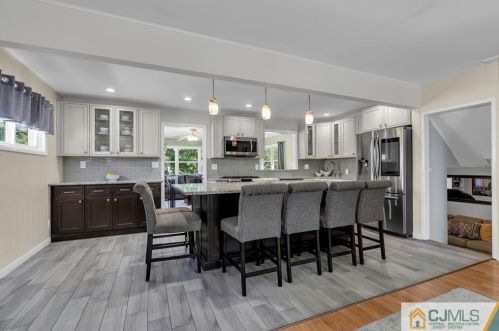 51 Stony Rd, Edison NJ 08817-3236 exterior