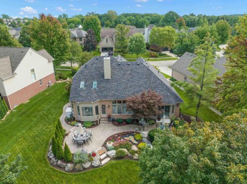 1039 Bloomview Cir, Rochester MI 48307-1728 exterior