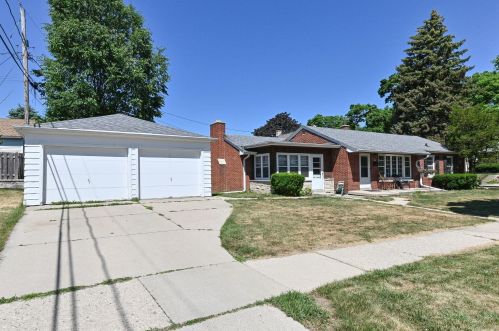 325 Glencoe Pl, Milwaukee, WI 53217-0017