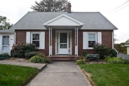 97 Garfield Ave, Woburn, MA 01801-5731