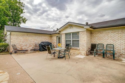 408 Douglas St, Burleson TX 76028-3547 exterior